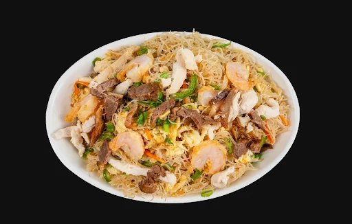 Stir Fried Rice Noodles With Mixed Meat