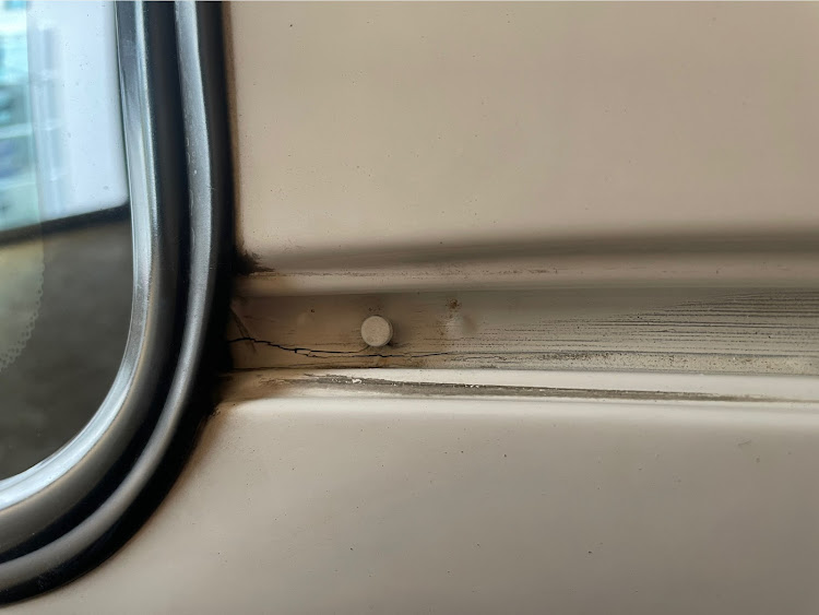 シビックタイプRのシビックタイプR EK9・ルーフモール・雨漏り対策・錆びとの戦い・チャンピオンシップホワイトに関するカスタム事例の投稿画像2枚目