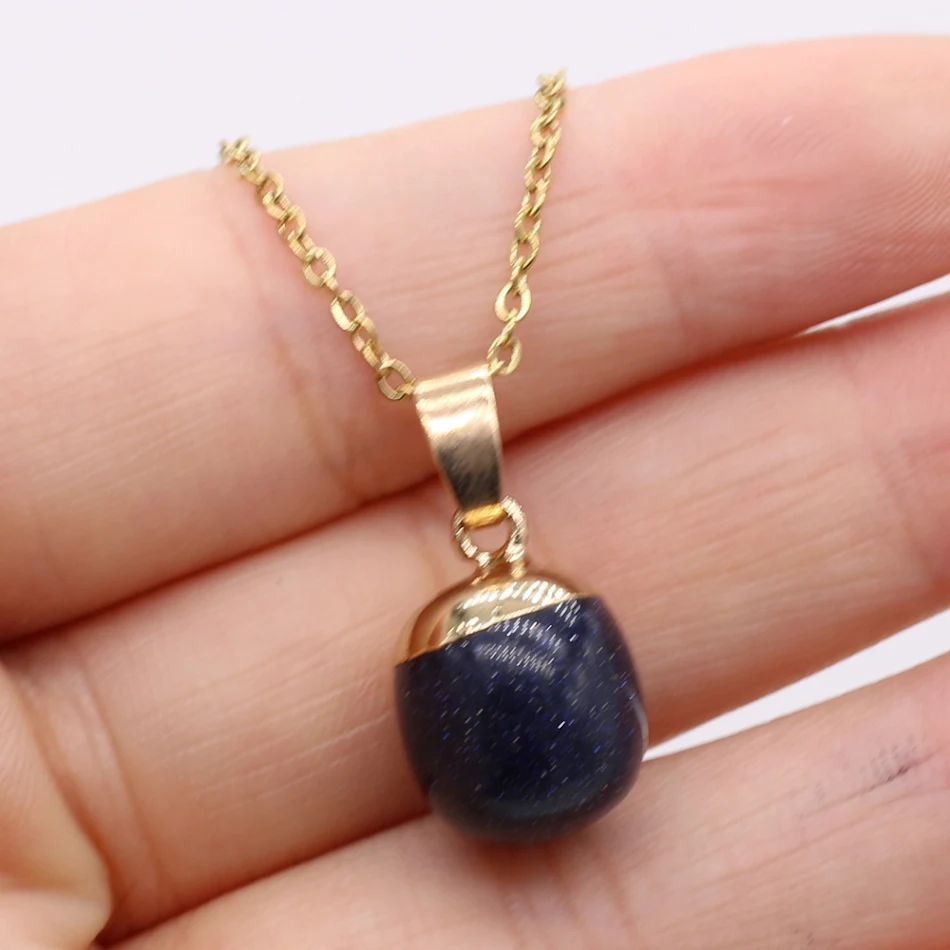 Collier artisanal en alliage et pierres semi-précieuses naturelles exquises. Un bijou unique et élégant pour toutes les occasions.