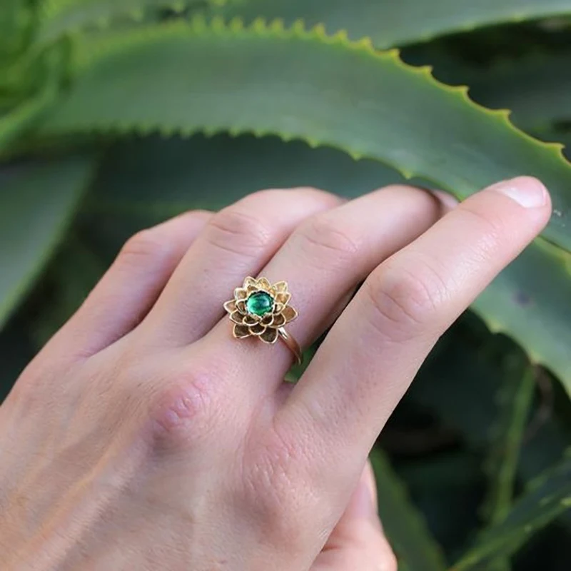 Silver Lotus Kleine Maansteen Ring. Een subtiele ring die je natuurlijke schoonheid benadrukt en perfect is voor dagelijks gebruik.