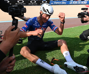 📷 Van der Poel gevolgd tot in iconische douches en feest met twee BV's: "Lekke band Van Aert wens je niemand toe"