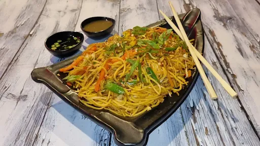 Veg Chilli Garlic Noodles [Serves 2]