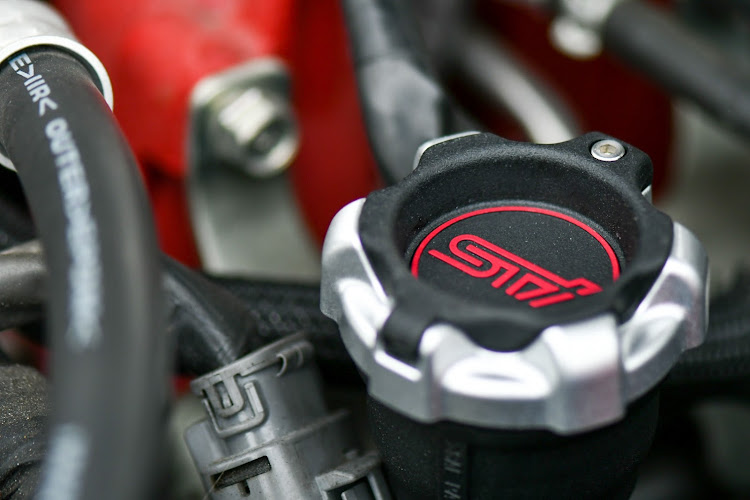 WRX STIのホイール交換・ENKEI RPF1・曇り空が残念・一眼レフカメラ練習中・マクロレンズで車撮影に関するカスタム事例の投稿画像8枚目