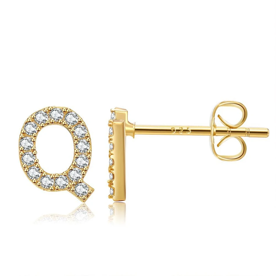 Clous d'oreilles tendance avec petites lettres. Un accessoire élégant et discret pour personnaliser votre look quotidien avec style.
