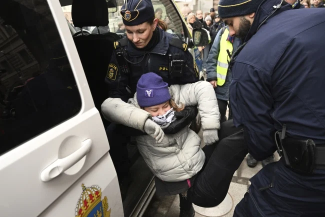 Greta Tunberg blokirala ulaz švedskog parlamenta, sklonila je policija