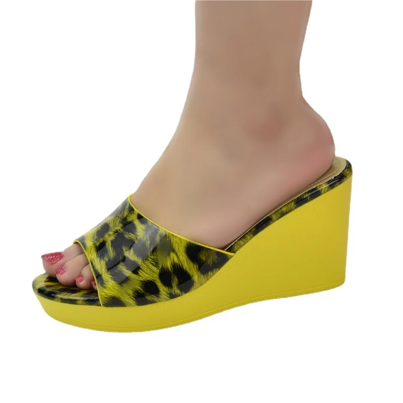 Tacchi alti da donna con zeppa lucida, slip-on. Comodi ed eleganti, perfetti per un look sofisticato e facile da indossare.
