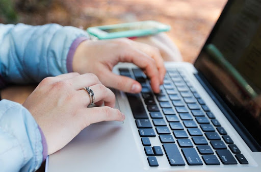Pornografski sajtovi u Britaniji od aprila 2018. traže dokaz o punoletstvu