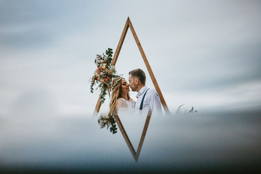 Jurufoto perkahwinan Cristina And Filip (youngcreative). Foto pada 18 Jun 2019