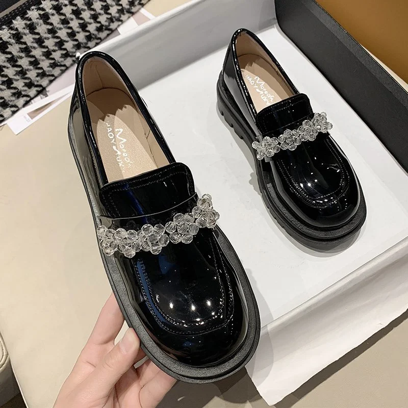 Scarpe da bambola retrò stile britannico, mocassini con tacco alto. Dona alla tua bambola un look vintage ed elegante con queste splendide scarpe.