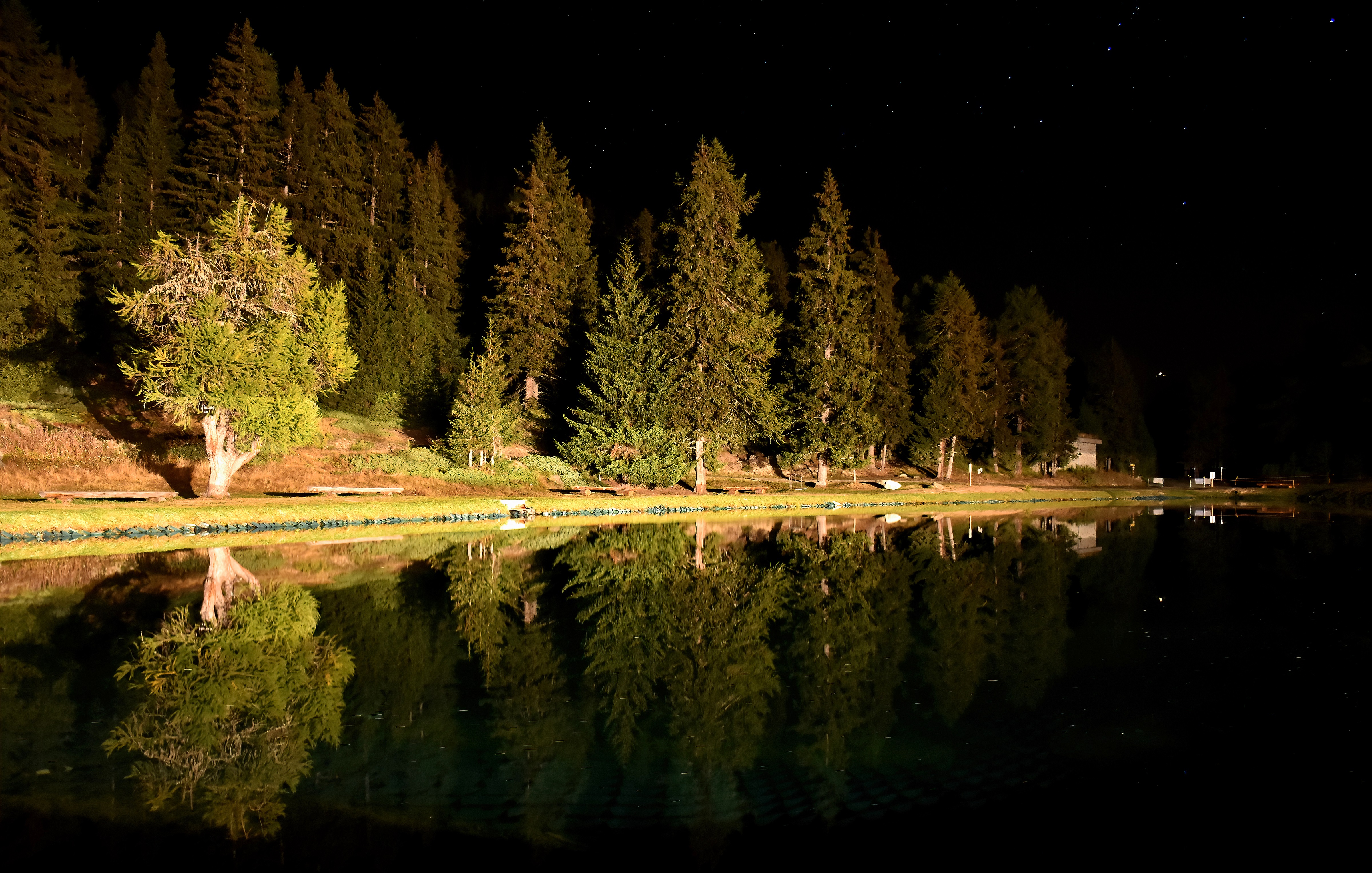 La notte si specchia nel lago