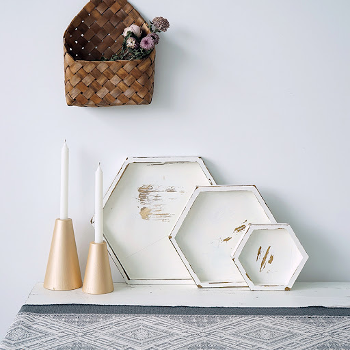 Title 2, Six-sided flat bottom tray for efficient organi...