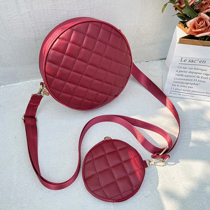 Sac à deux pièces motif losanges à carreaux, pour organiser vos affaires avec style et élégance. Idéal pour toutes les occasions, pratique et tendance.