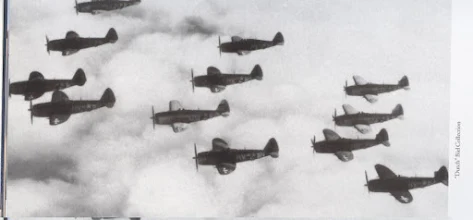 Photo : Escadrille de P 47 accompagnant les bombardiers . Devra faire demi tour en raison de nappes de brouillard