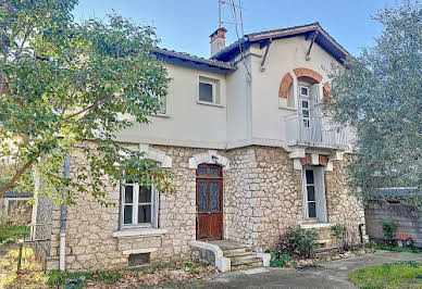 Maison contemporaine avec piscine et jardin 14