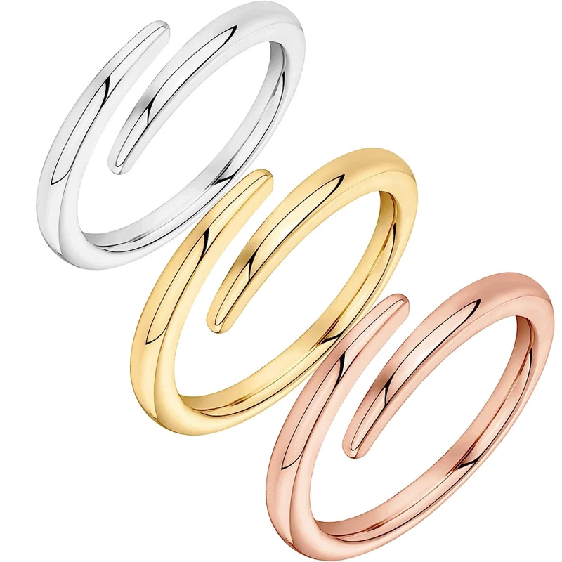 Bagues de couple simples et brillantes en acier inoxydable doré, un symbole d'amour éternel et une promesse de fidélité.