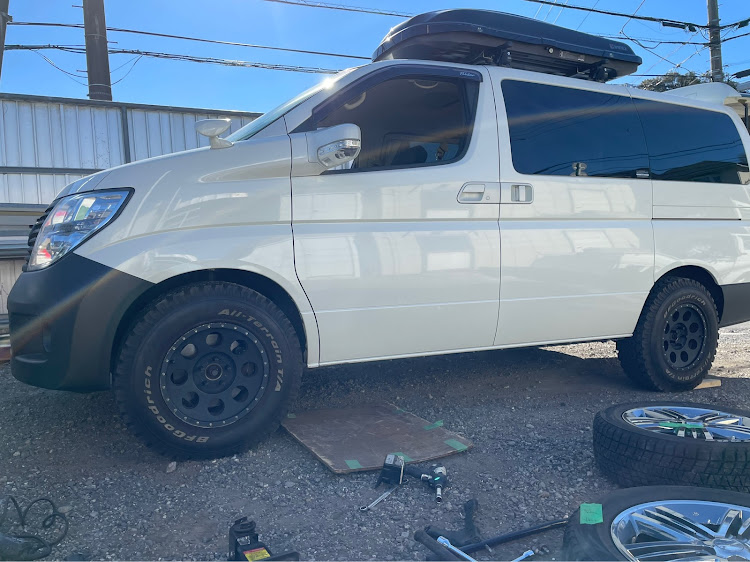 エルグランドのリフトアップ・4WD・245/75R16・黒バンパーに関するカスタム事例の投稿画像1枚目