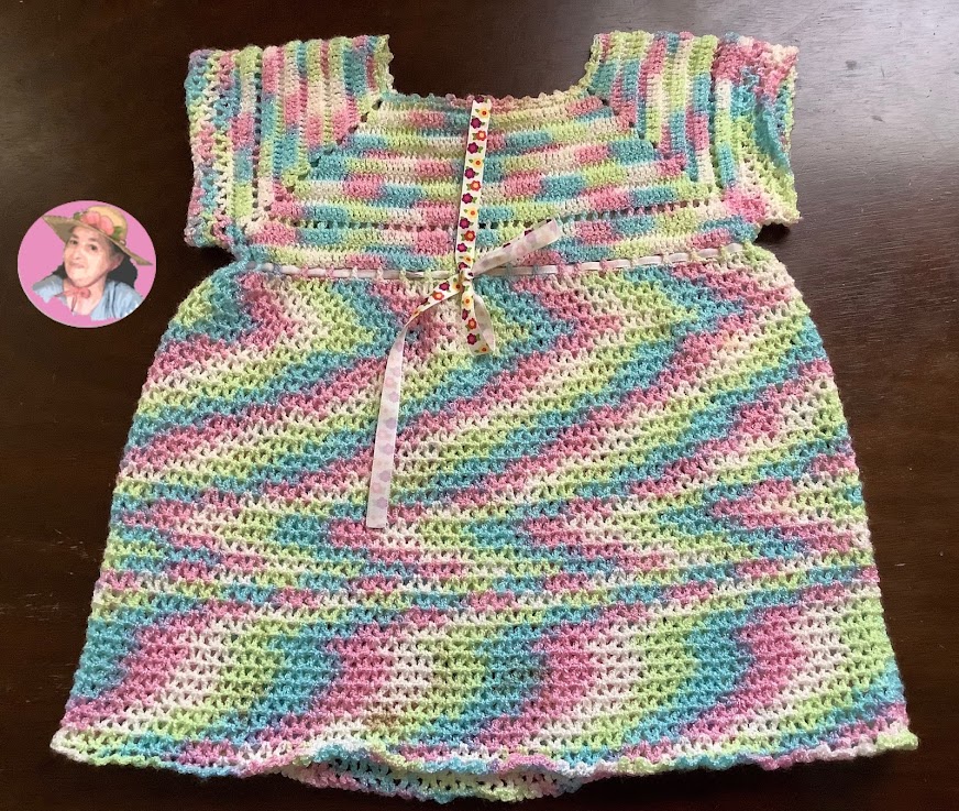 Bello vestido con hilo matizado en crochet 