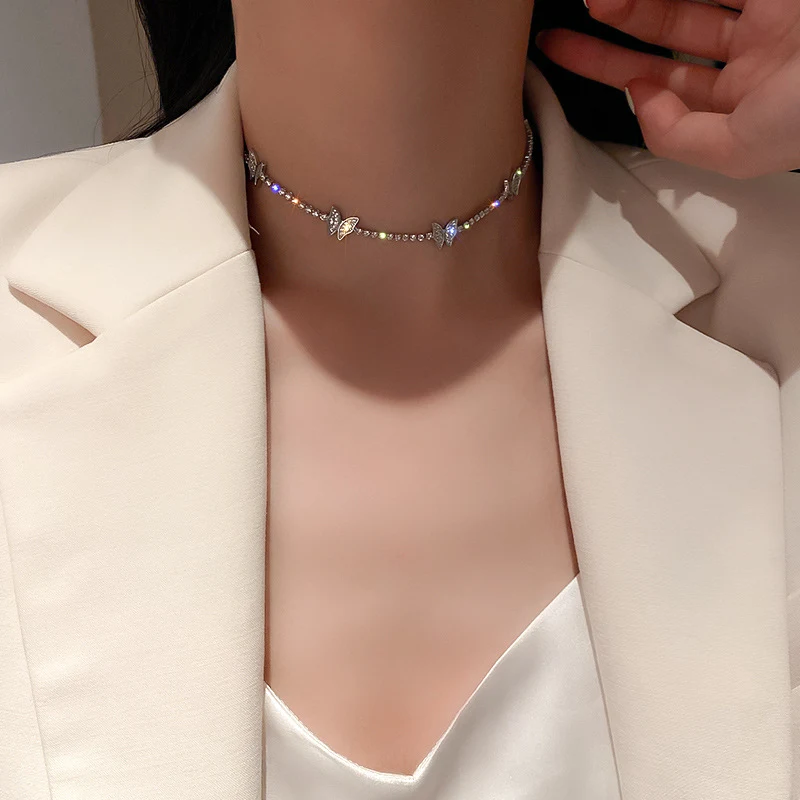 Collier papillon micro zircon serti de diamants complets, simple et gracieux, pour une élégance discrète.