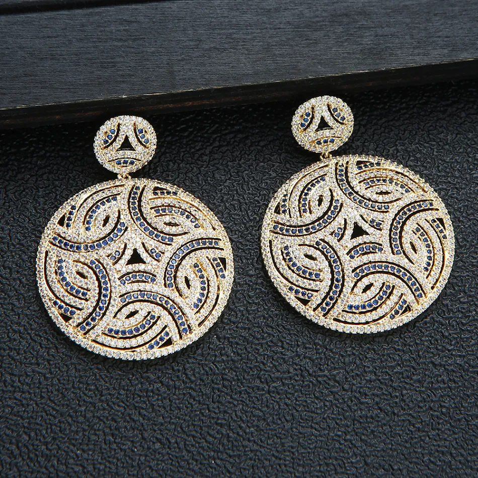 Boucles d'oreilles créoles oversize avec totem 3D, zircon, style industriel lourd, pour un look audacieux et adaptable à toutes tenues.