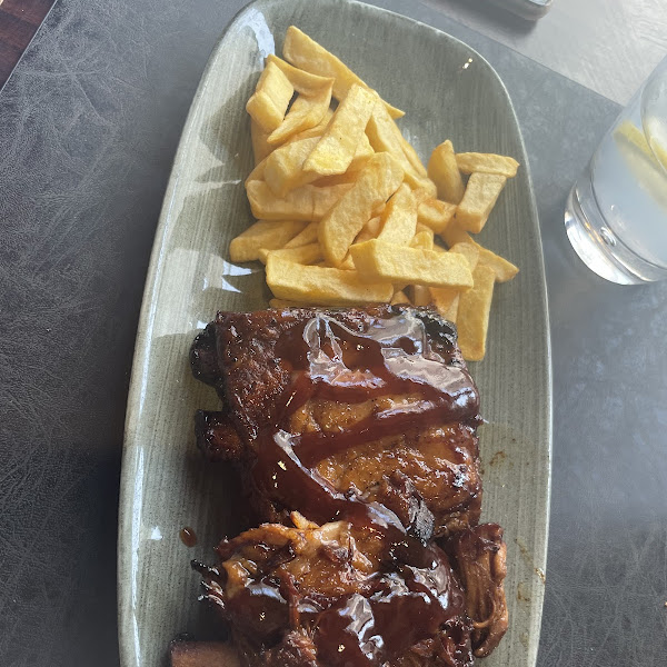 Ribs with fries