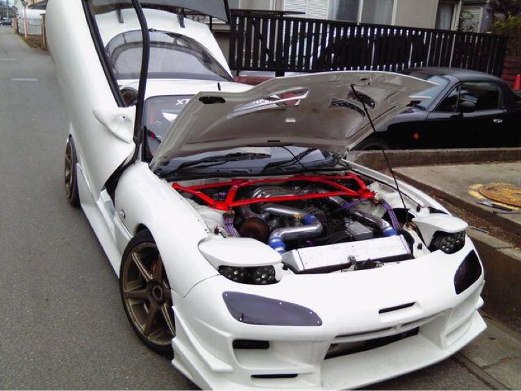RX-7のガルウィング・魅せるエンジンルーム・細かい拘り満載・ノーマルナックルに関するカスタム事例の投稿画像3枚目