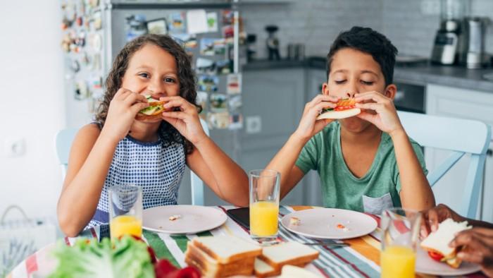 Kids eating sandwiches 