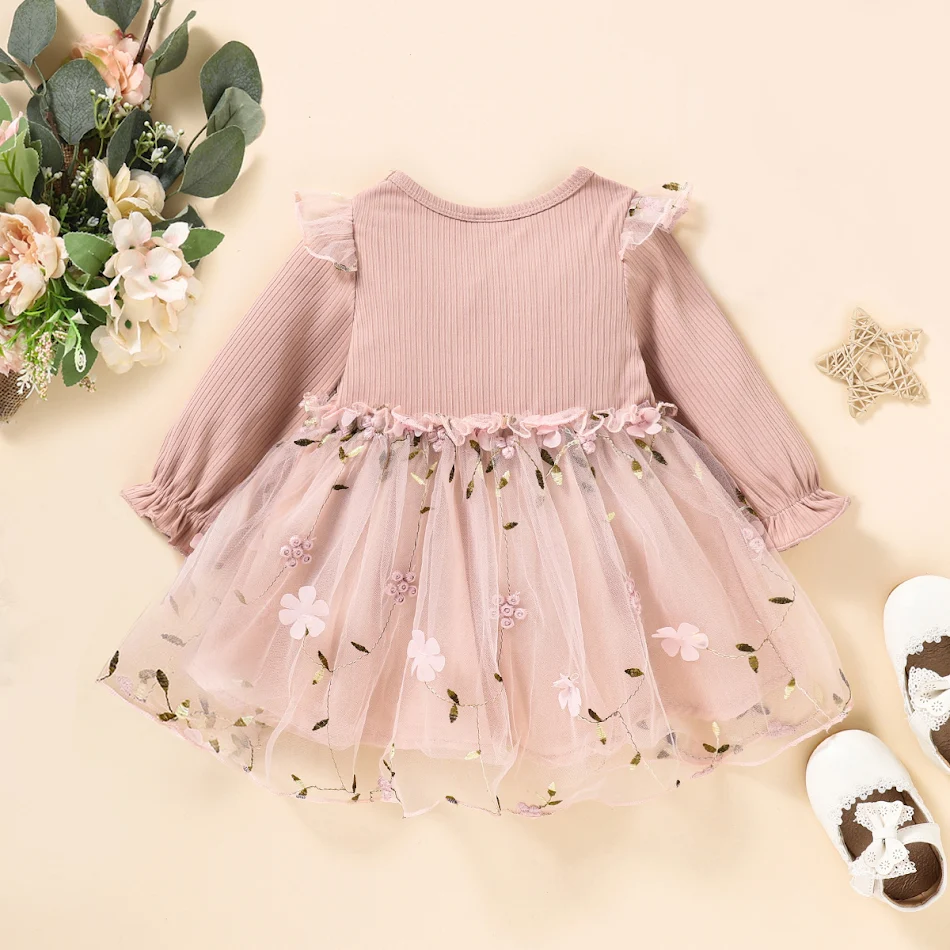 Robe en maille brodée simple pour filles, élégante et confortable. Parfaite pour la mode enfantine, respirante et idéale pour toutes occasions.