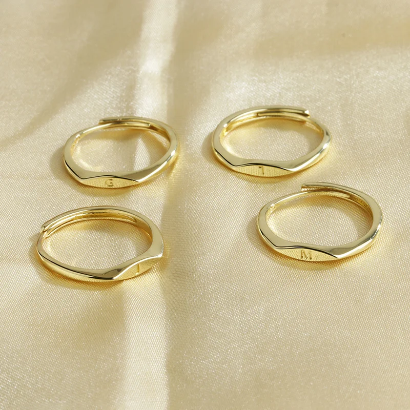 Bague de mode femme avec lettres anglaises simples. Un bijou élégant et minimaliste, parfait pour un style discret et personnalisé, ajoutant une touche moderne.