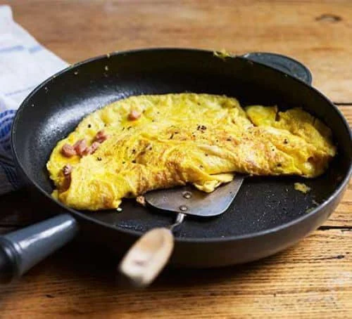 Spicy Chicken Omelette (With 2 Slices Of Garlic Bread & Potato Wedges)