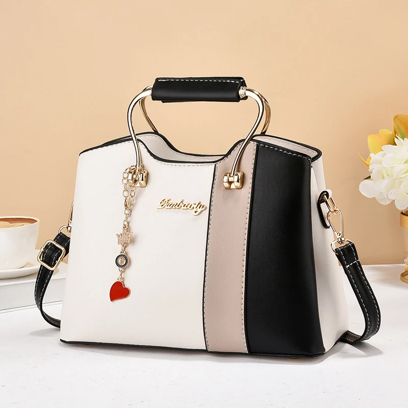 Bolsa de ombro casual feminina, versátil e que combina com tudo, ideal para o dia a dia e diversas ocasiões, prática e estilosa, um acessório essencial.