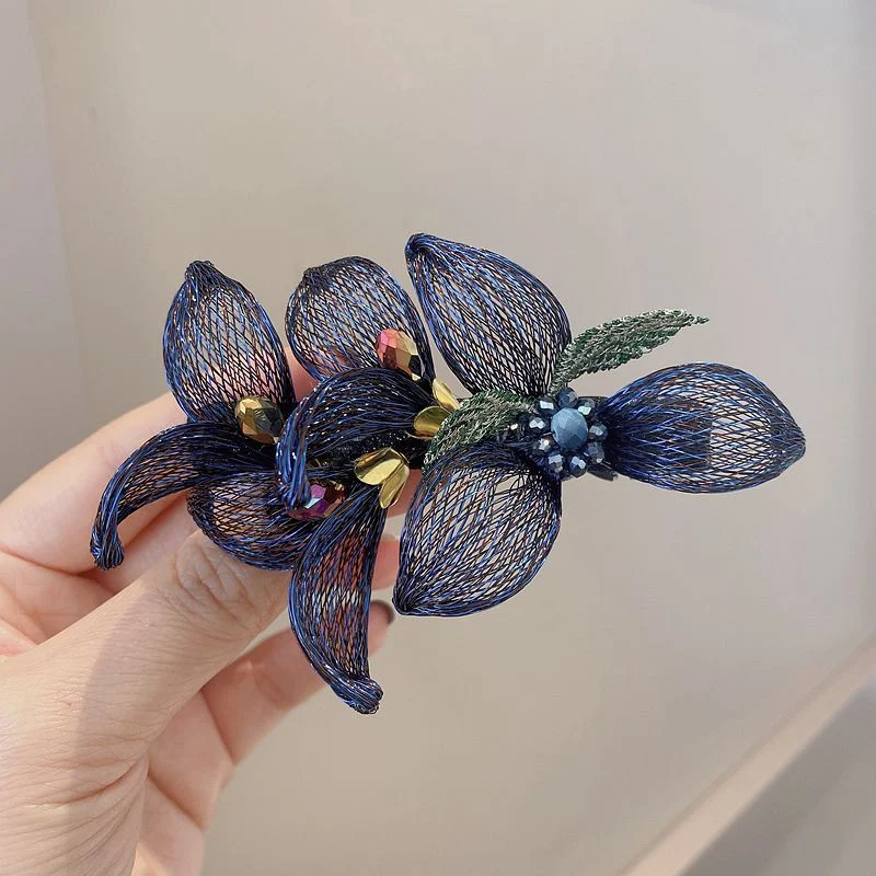 Grampos românticos elegantes Flor-de-Lis, embelezam seu cabelo com estilo. Perfeitos para noivas e ocasiões especiais, um toque de glamour.