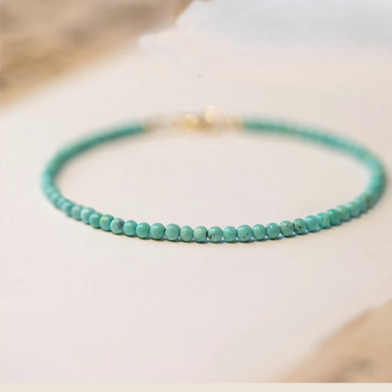 Natuurlijke kleine turquoise armband voor vrouwen. Een elegante armband die elke outfit complementeert met de schoonheid van de natuur.