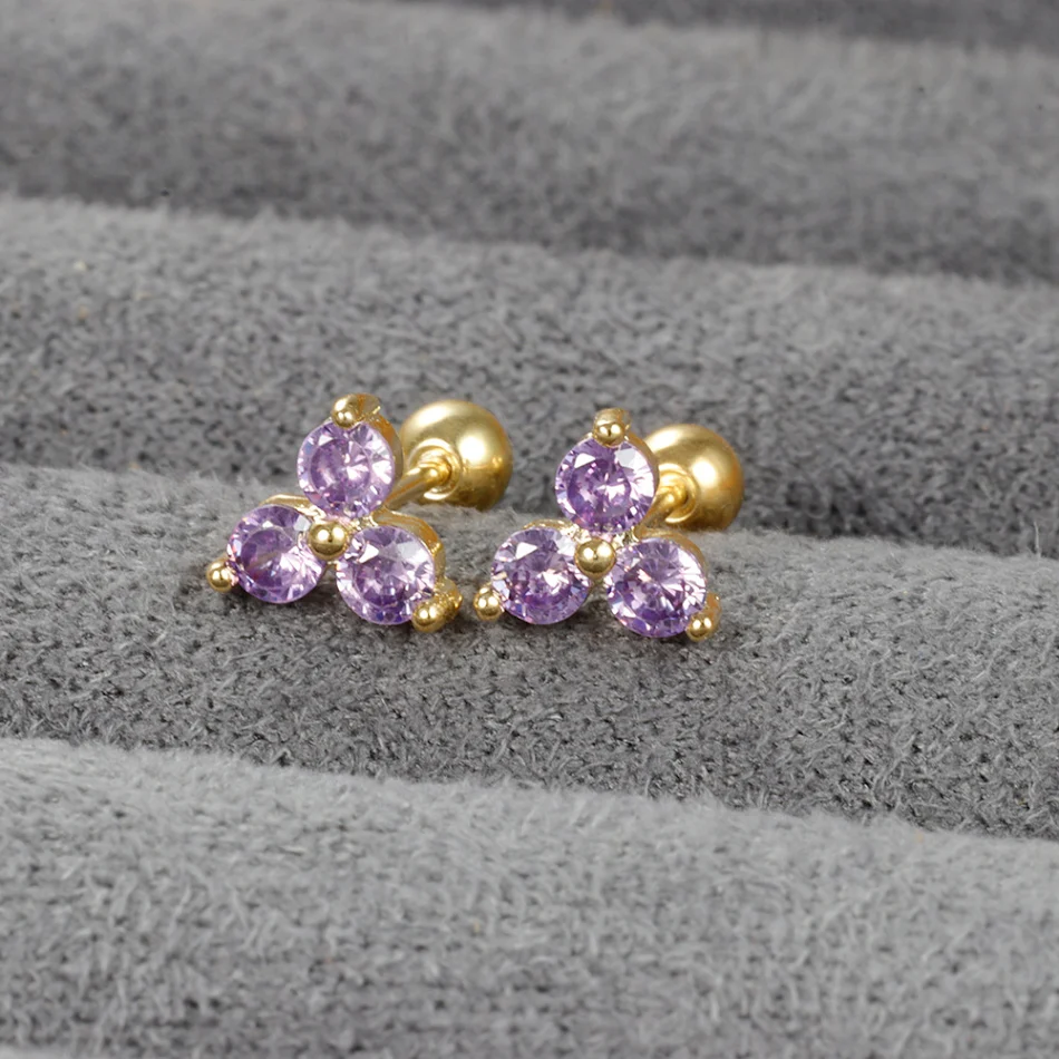 Geometrische driehoek oorstekers met gekleurde diamant – Elegante sieraden voor dames. Subtiele glans en een moderne uitstraling voor elke dag.