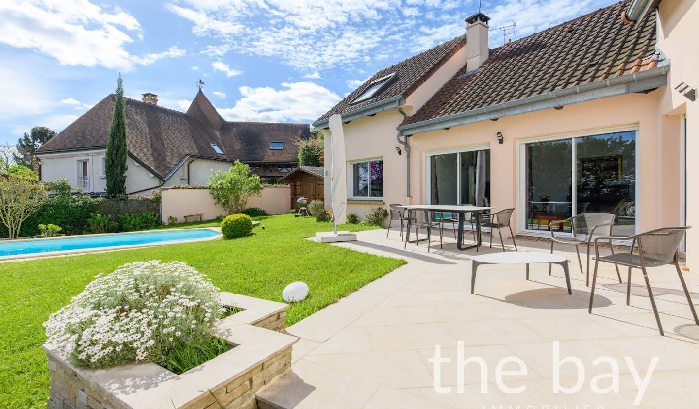 House with pool and terrace Verrieres-le-buisson