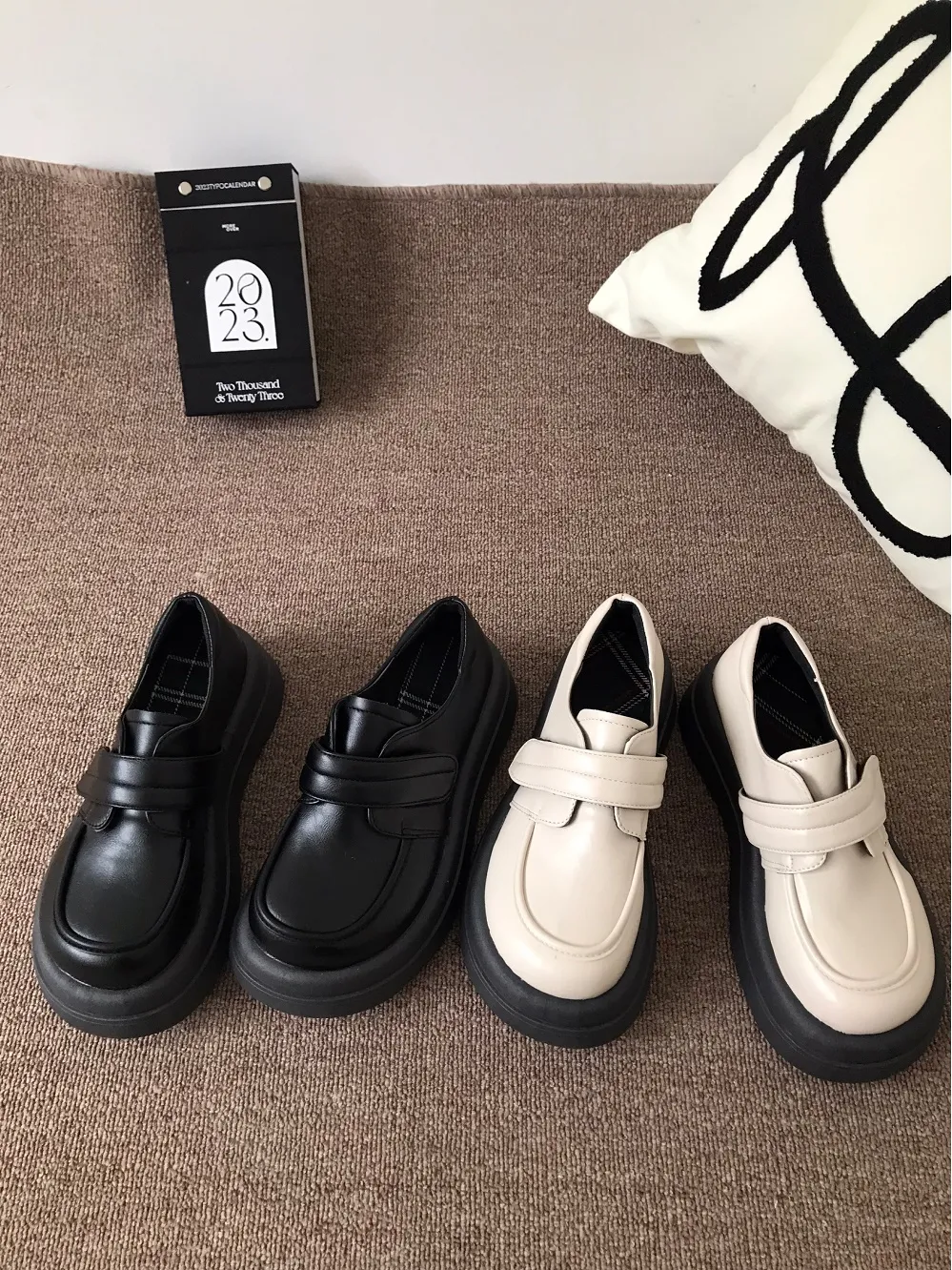Title 4, Damskie buty ze skóry w czarnym kolorze, w styl...