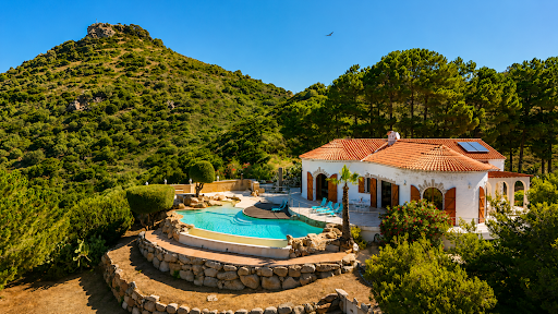 Villa with pool and garden 5