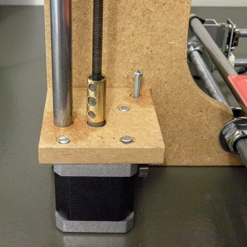 Acoplador para la unión de la varilla roscada con el motor