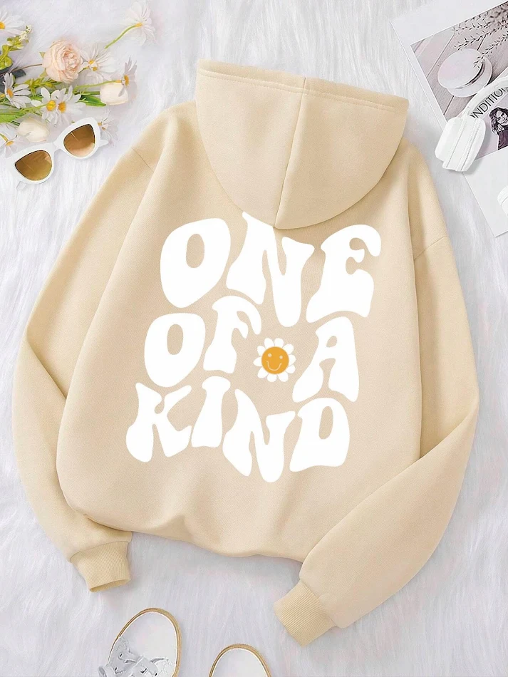 Chrysanthemum Smile Kapuzenpullover bedruckt. Bequemer Hoodie für lässigen Look. Genieße den warmen Tragekomfort und den fröhlichen Blumenprint. Für jeden Tag.