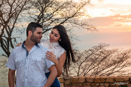 Fotografo di matrimoni Jessica Bracamonte (jessibracamonte). Foto del 12 ottobre 2019