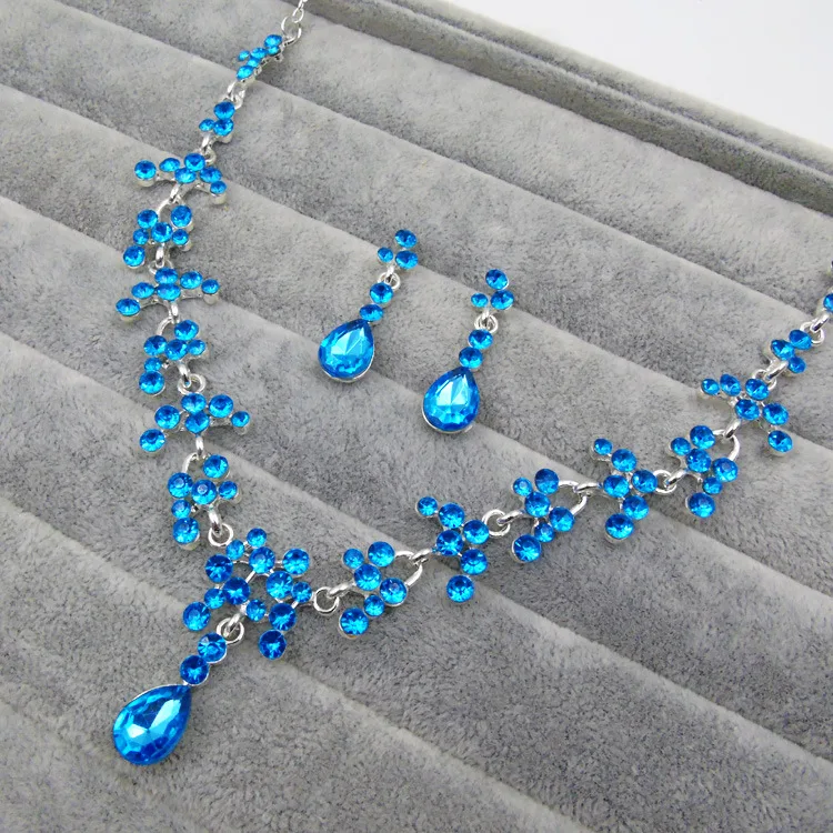 Modieuze Set van Glanzende Bloem Oorbellen en Ketting, Perfect voor Dames, Voegt een Vleugje Glamour toe aan Elke Outfit, Ideaal als Cadeau