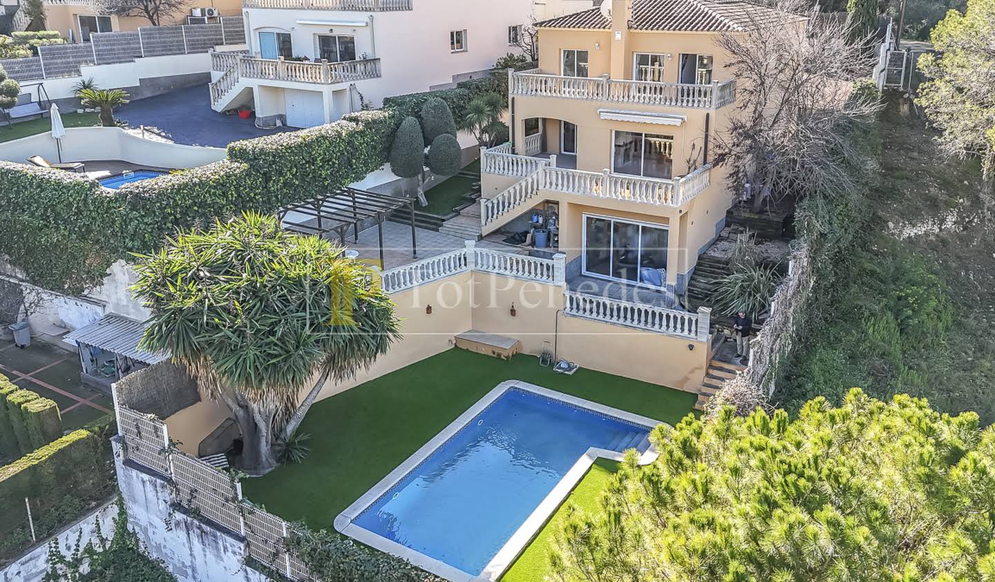 Maison avec piscine en bord de mer Canyelles