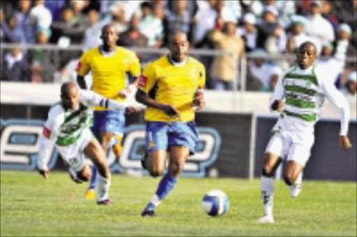 BREAKING THROUGH: Mamelodi Sundowns' Esrom Nyandoro, centre, on the attck against Bloemfontein Celtic at Free State Stadium in Bloemfontein yesterday. Sundowns 1-0. Pic. Johan Pretorius. 31/08/2008. © Backpagepix.