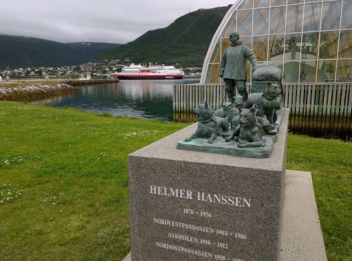 Statue of Helmer Hansen