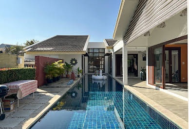 Villa with pool and garden 5