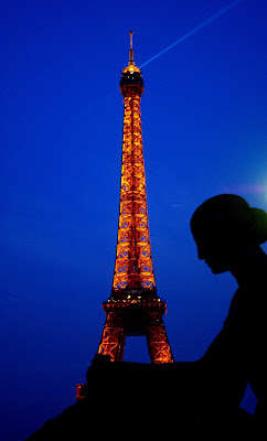 La signora della torre Eiffel di Attribuzione - Non commerciale - Non opere derivate 3.0 Italia (CC BY-NC-ND 3.0 IT)