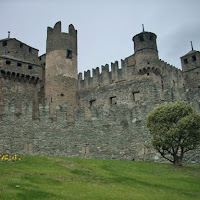 Castello con giardino fiorito di 