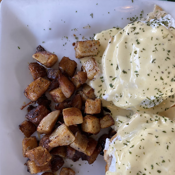 Eggs benedict with hollandaise sauce + home fries