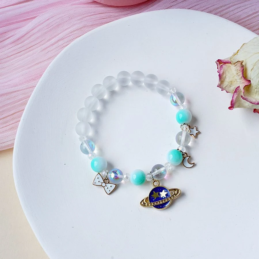 Bracelet femme tendance, perles de cristal chat mignon, un accessoire charmant et élégant pour un look adorable et un style féminin et raffiné.