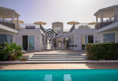 Villa with pool and terrace 10