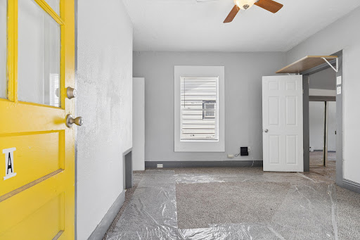 Yellow door and grey room with window - Apartment / penthouse purchase in Aurora, 6 bedrooms